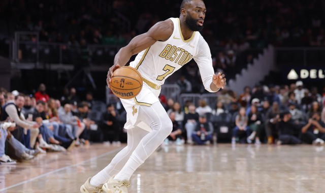 开云官网-稳定全面！杰伦·布朗22中11拿下30分10板5助3断