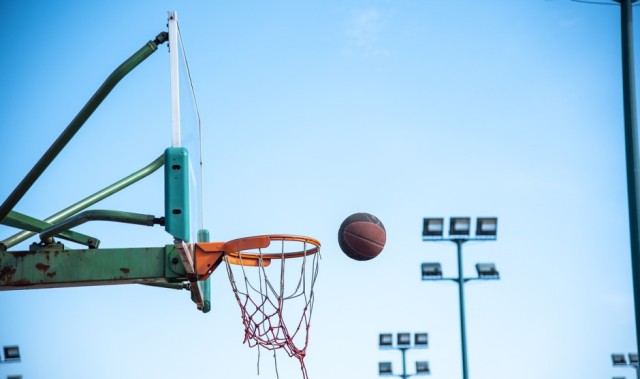 男篮热身赛：中国男篮力克荷兰 余嘉豪16+10胡明轩13分制胜三分